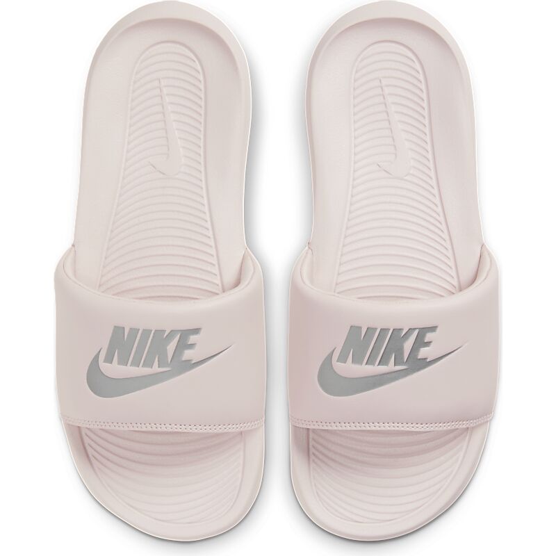 NIKE W Victori One på