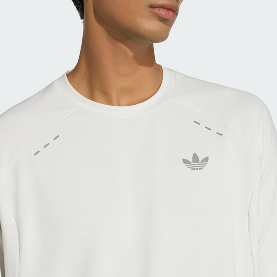 ADIDAS ORIGINALS Adidas Originals Tech Trefoil Essentials Polyester T-shirt på