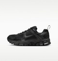 NIKE Older Kids' Shoes With Reflective Design Accents Vomero 5 på