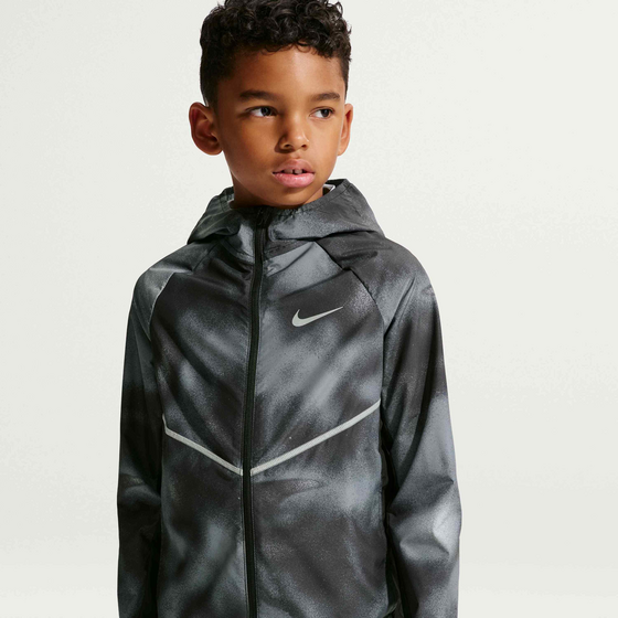 NIKE Older Kids' Uv + Repel Jacket Miler på