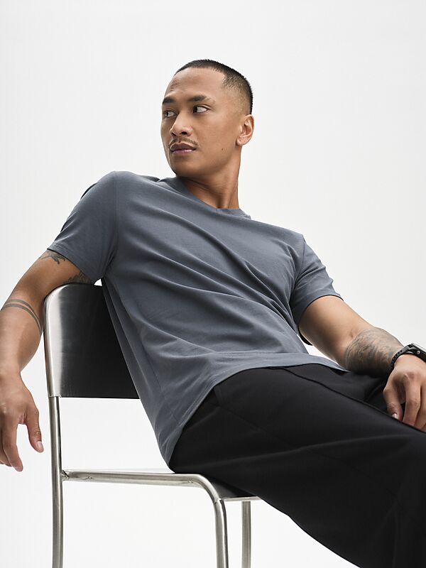 SOC M SLIM FIT V-NECK TEE på