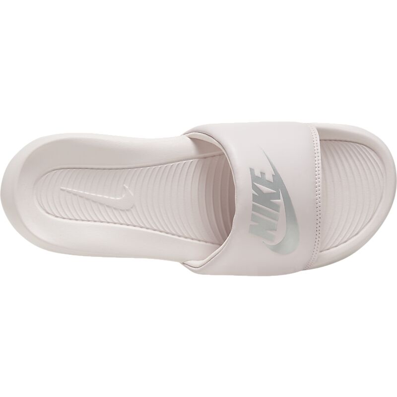 NIKE W Victori One på