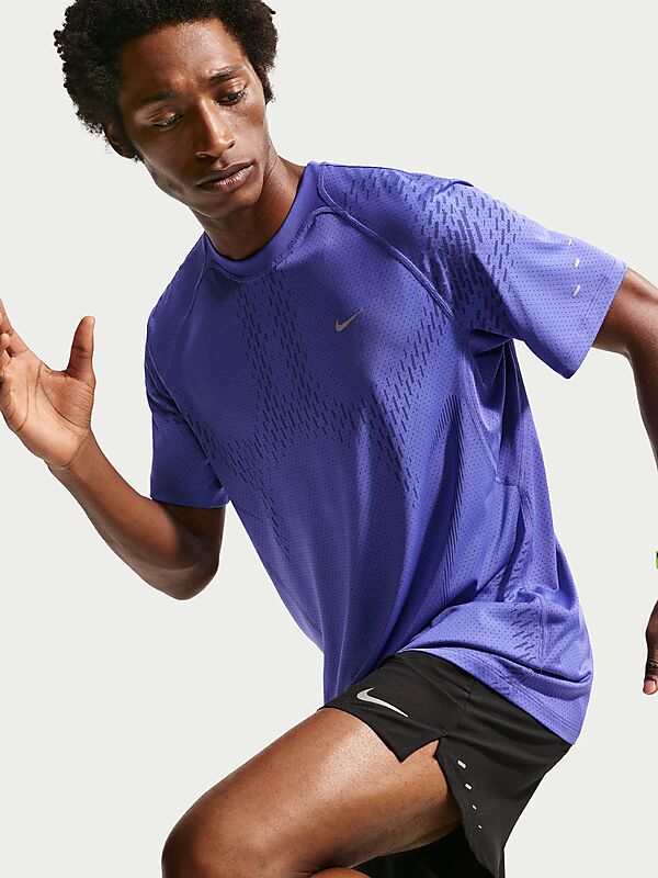 NIKE M NK DFADV STRIDE SS TOP på