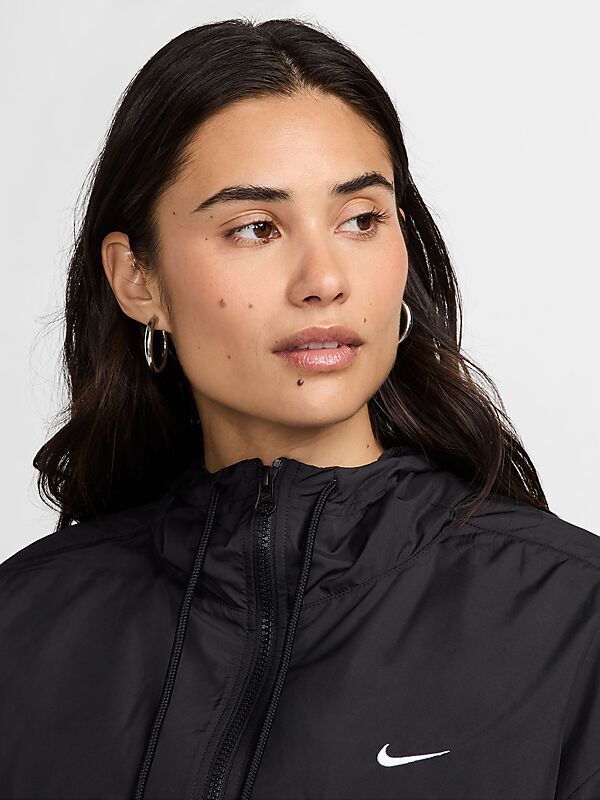 NIKE W Nsw Essntl Uv Wvn Jkt Hd på