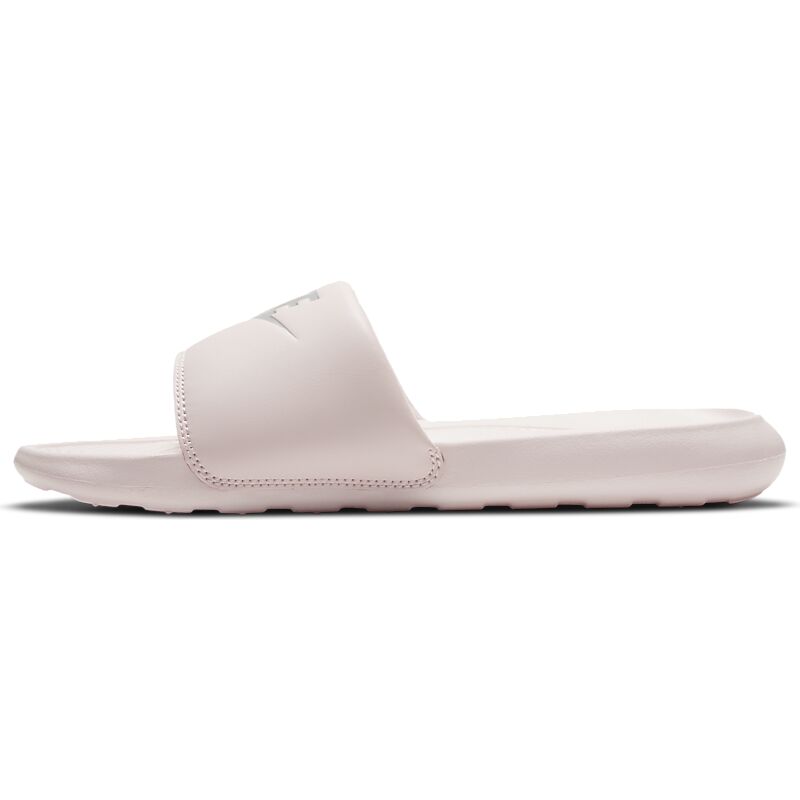 NIKE W Victori One på