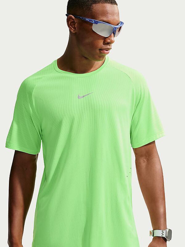 NIKE M NIKE STRIDE MEN'S AERO-FIT SHORT-SLEEVE på