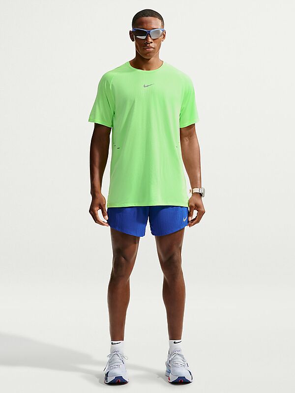 NIKE M NIKE STRIDE MEN'S AERO-FIT SHORT-SLEEVE på