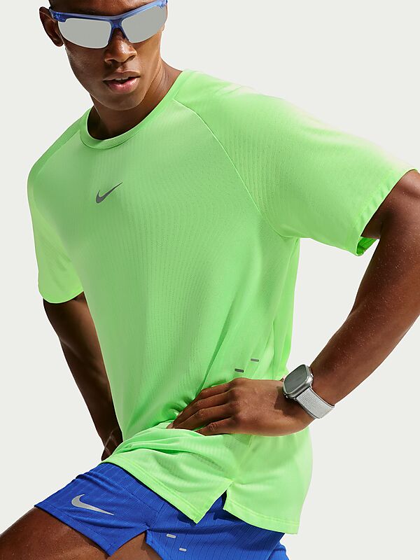 NIKE M NIKE STRIDE MEN'S AERO-FIT SHORT-SLEEVE på